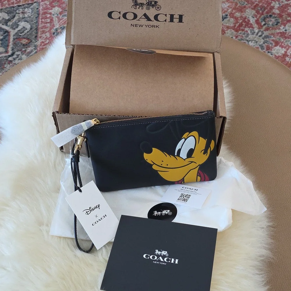 Adorable NWT Coach Disney X Pluto Essential Small Wristlet Wallet 🖤🐶❤️🎁 - Picture 10 of 12